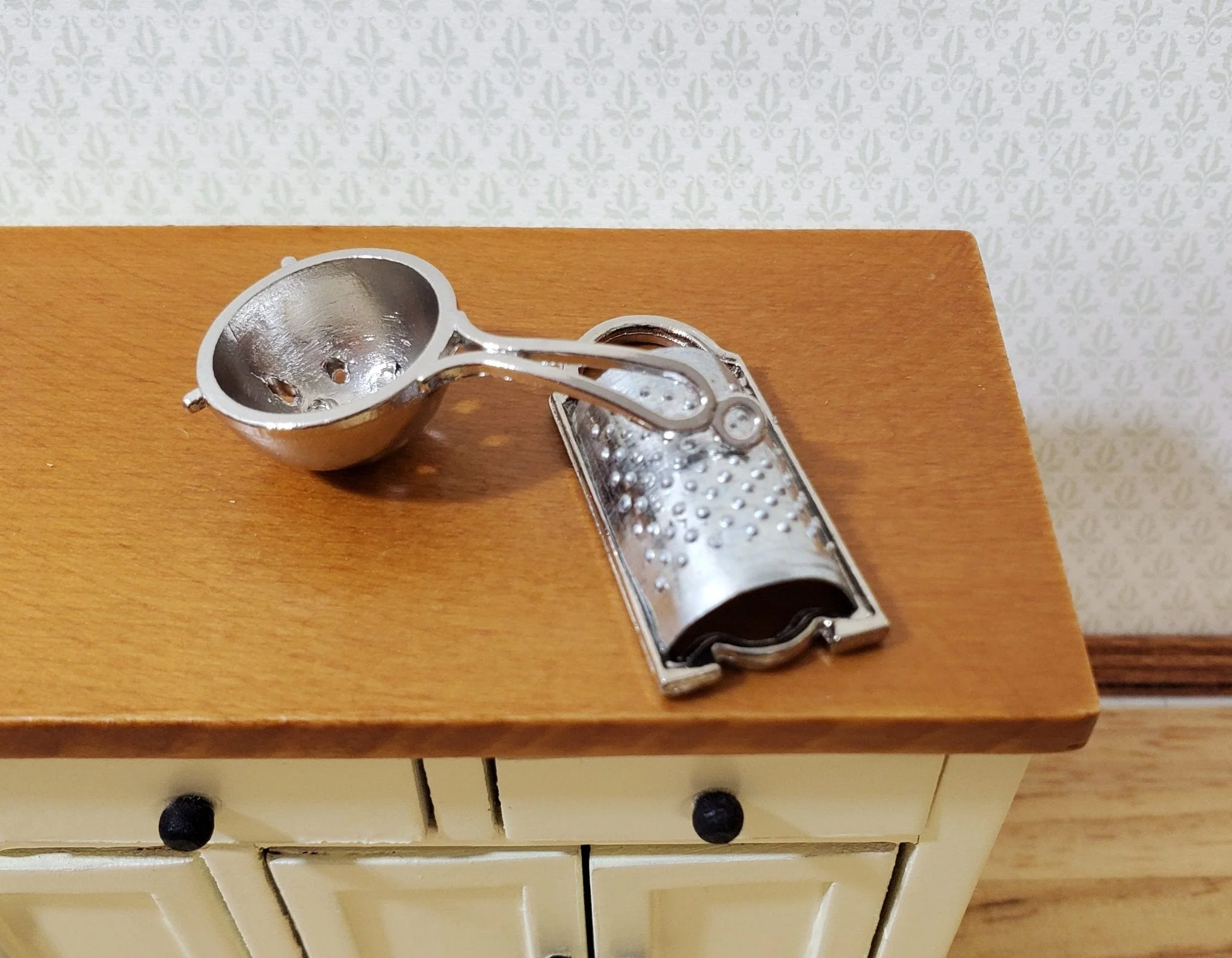 Dollhouse 1:6 Scale Grater & Strainer Playscale Kitchen Accessories Metal Silver - Image 6