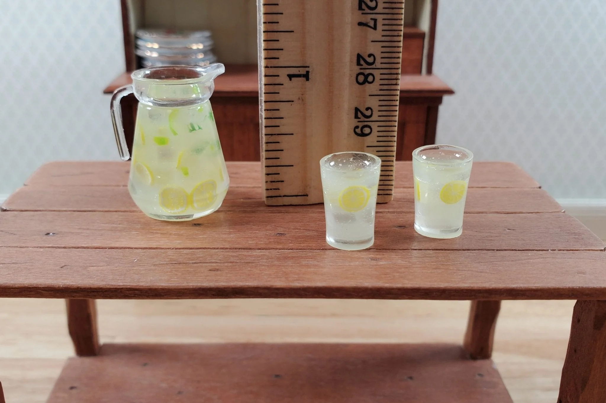 Dollhouse Large Pitcher of Lemonade & 2 Glasses with Lemons 1:12 Scale Miniature - Image 3