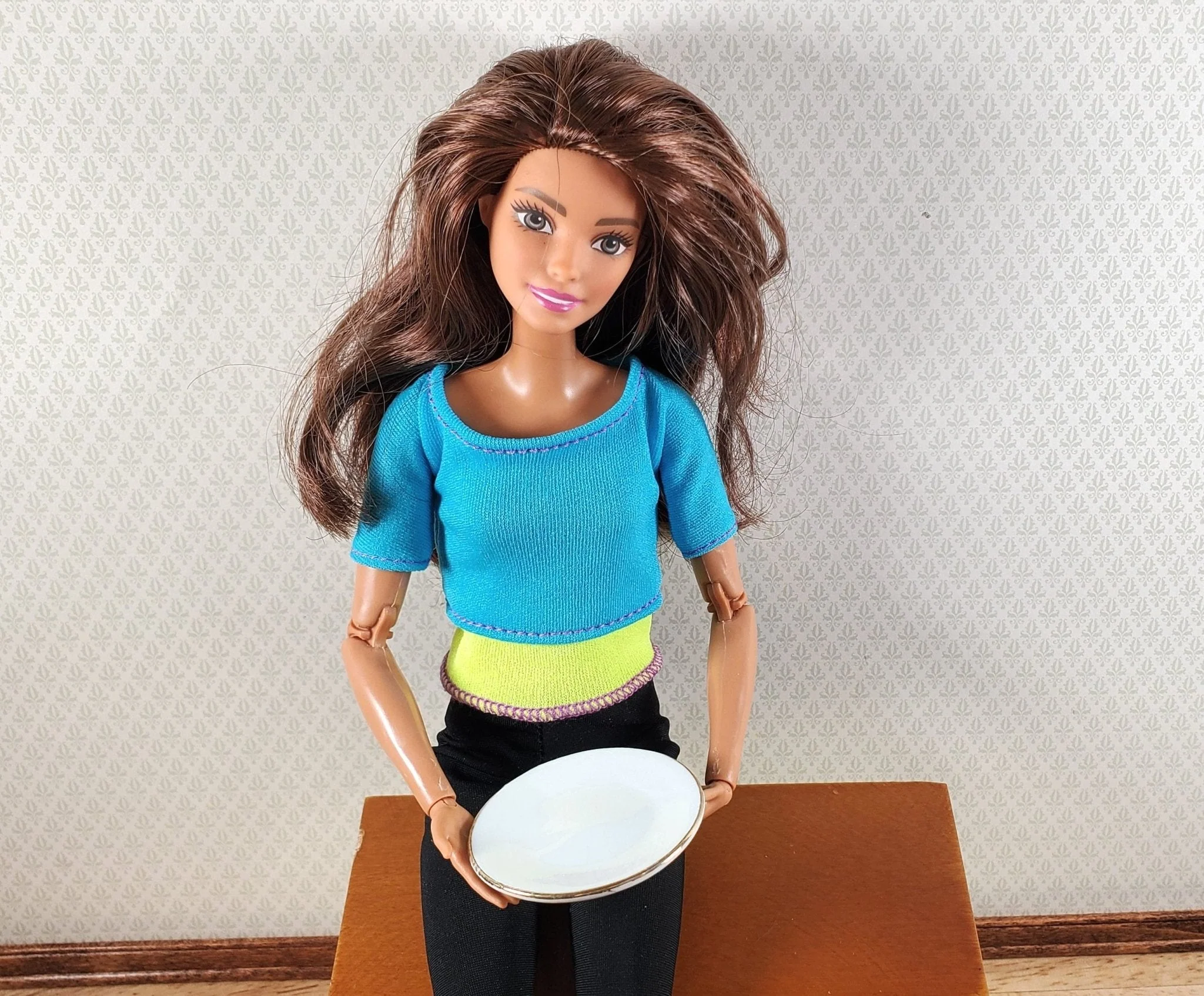 Dollhouse Large Round Plates 1:6 Scale 1 11/16" White Gold Trim Set of 6 Ceramic - Image 4