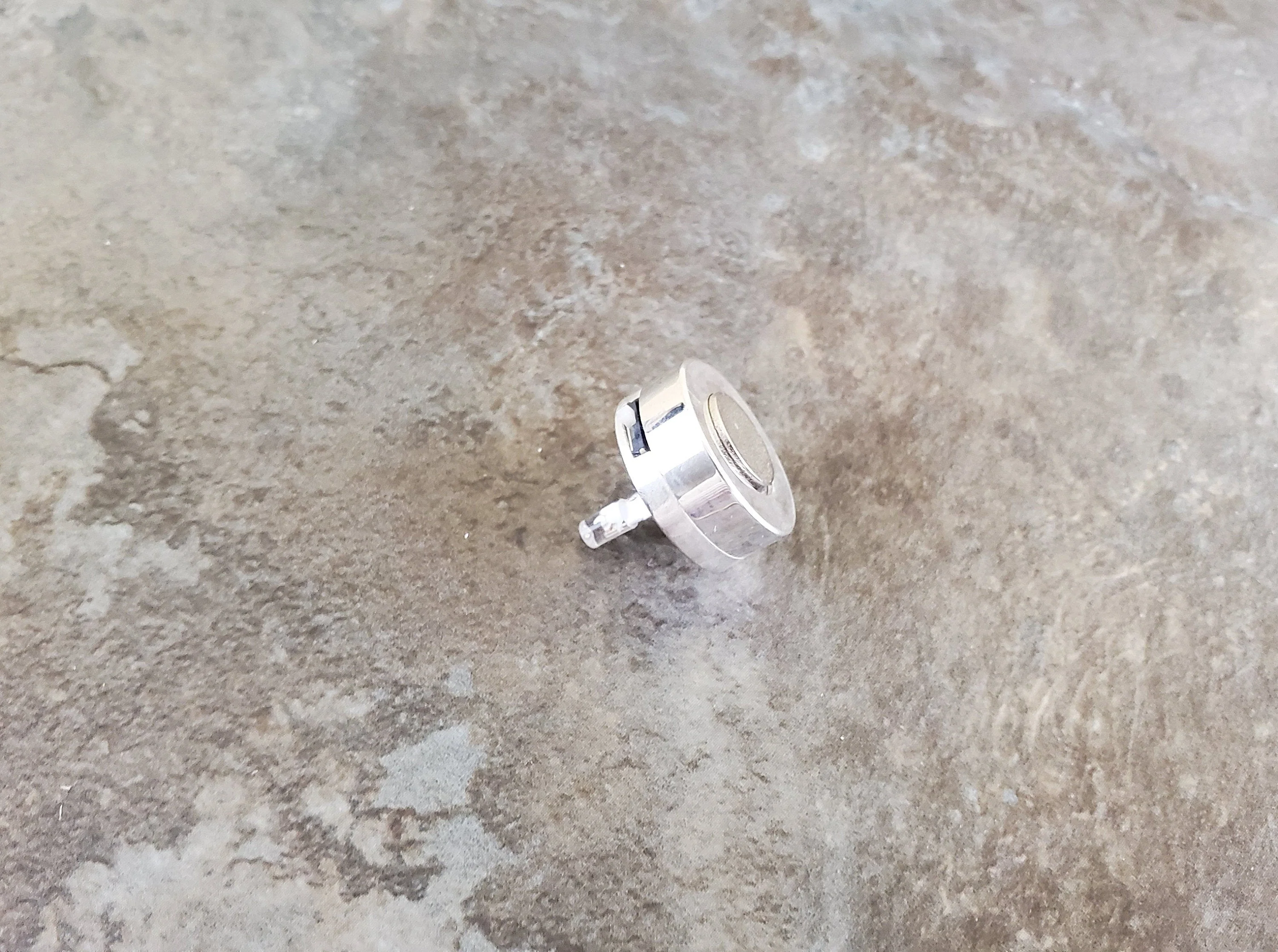 Dollhouse Miniature LED Battery Light Bulb on Silver Base 1:12 Scale - Image 4