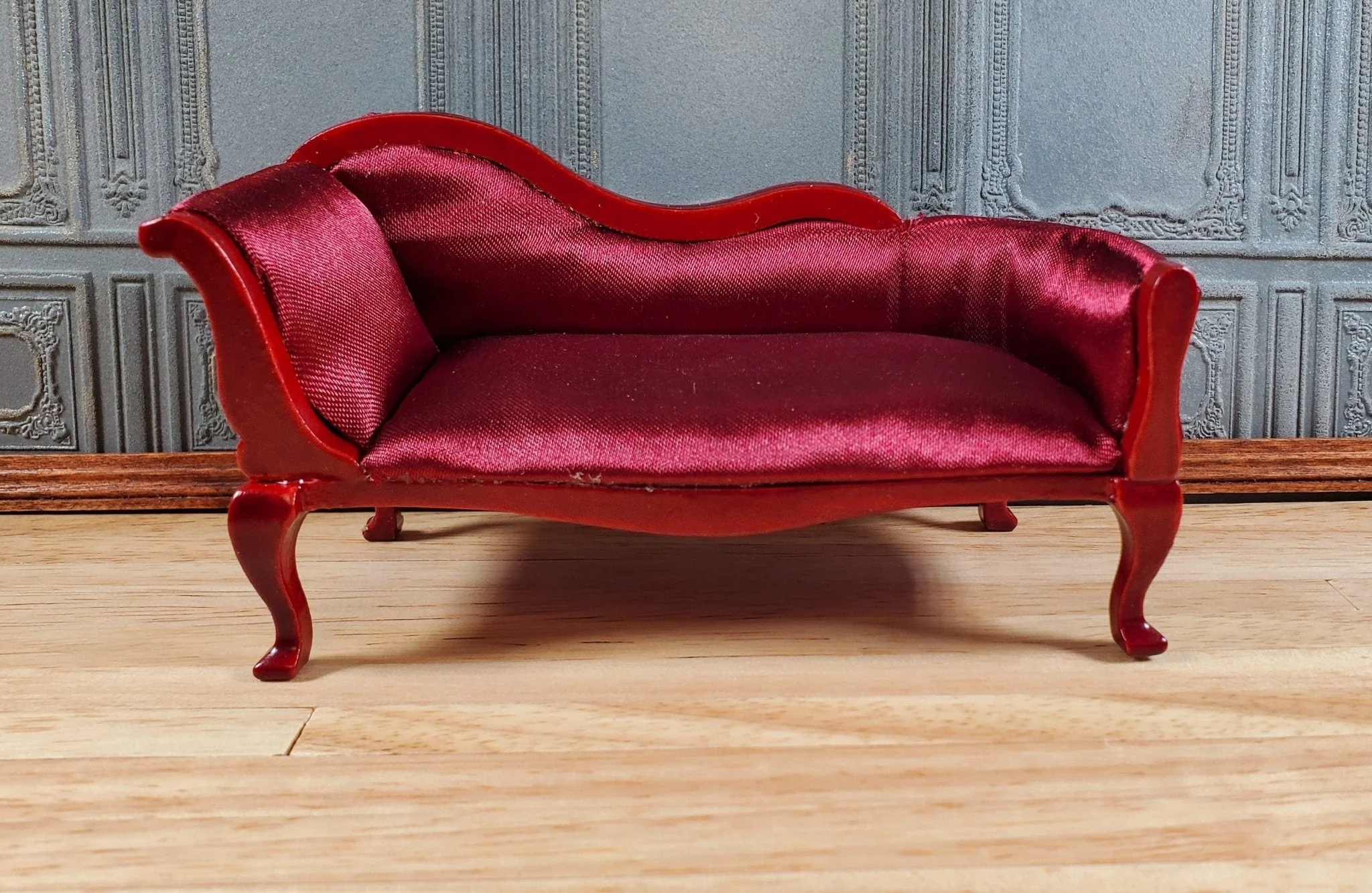 Dollhouse Small Victorian Chase Settee Burgundy 1:12 Scale Miniature Furniture - Image 3