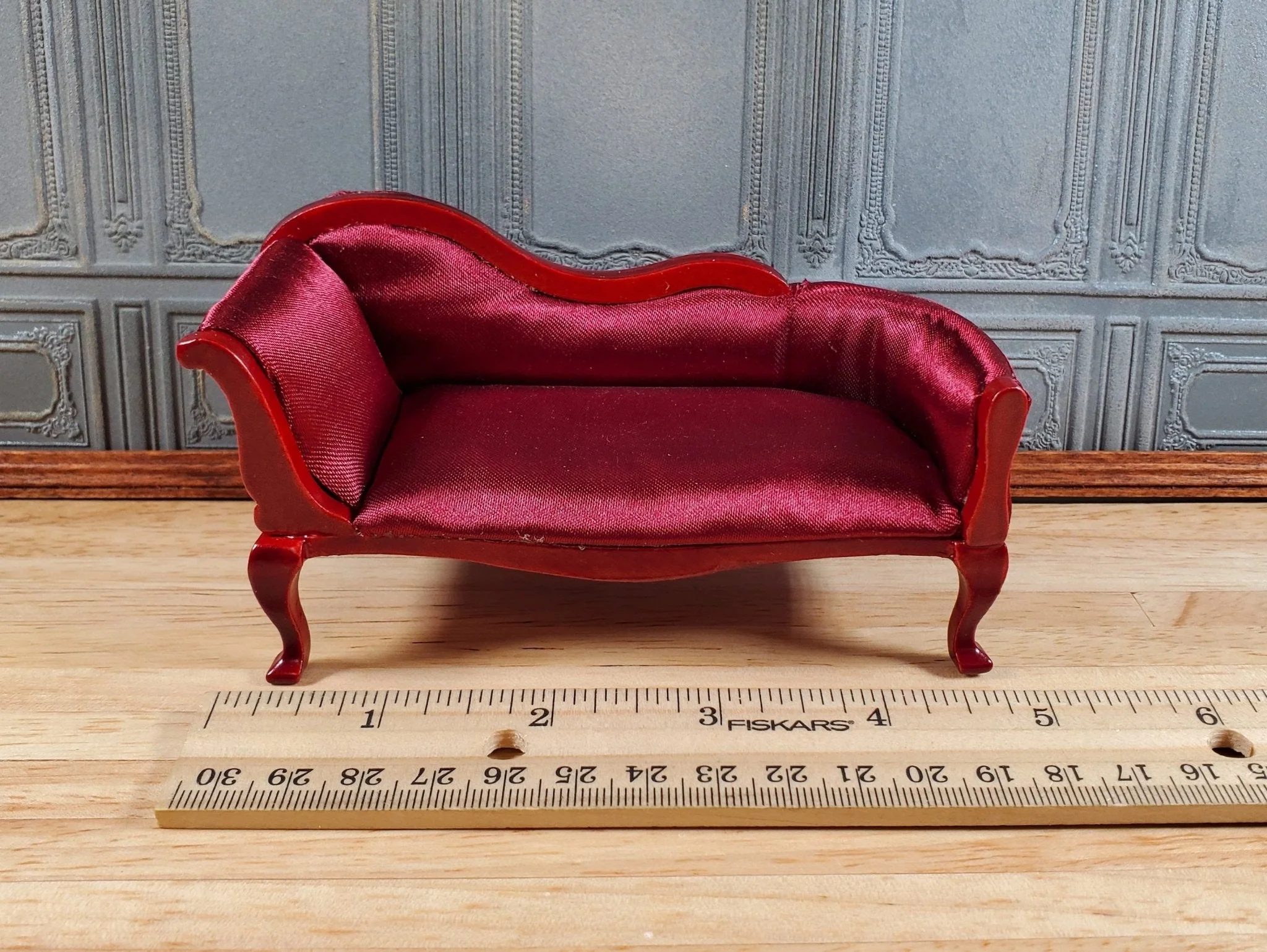 Dollhouse Small Victorian Chase Settee Burgundy 1:12 Scale Miniature Furniture - Image 4
