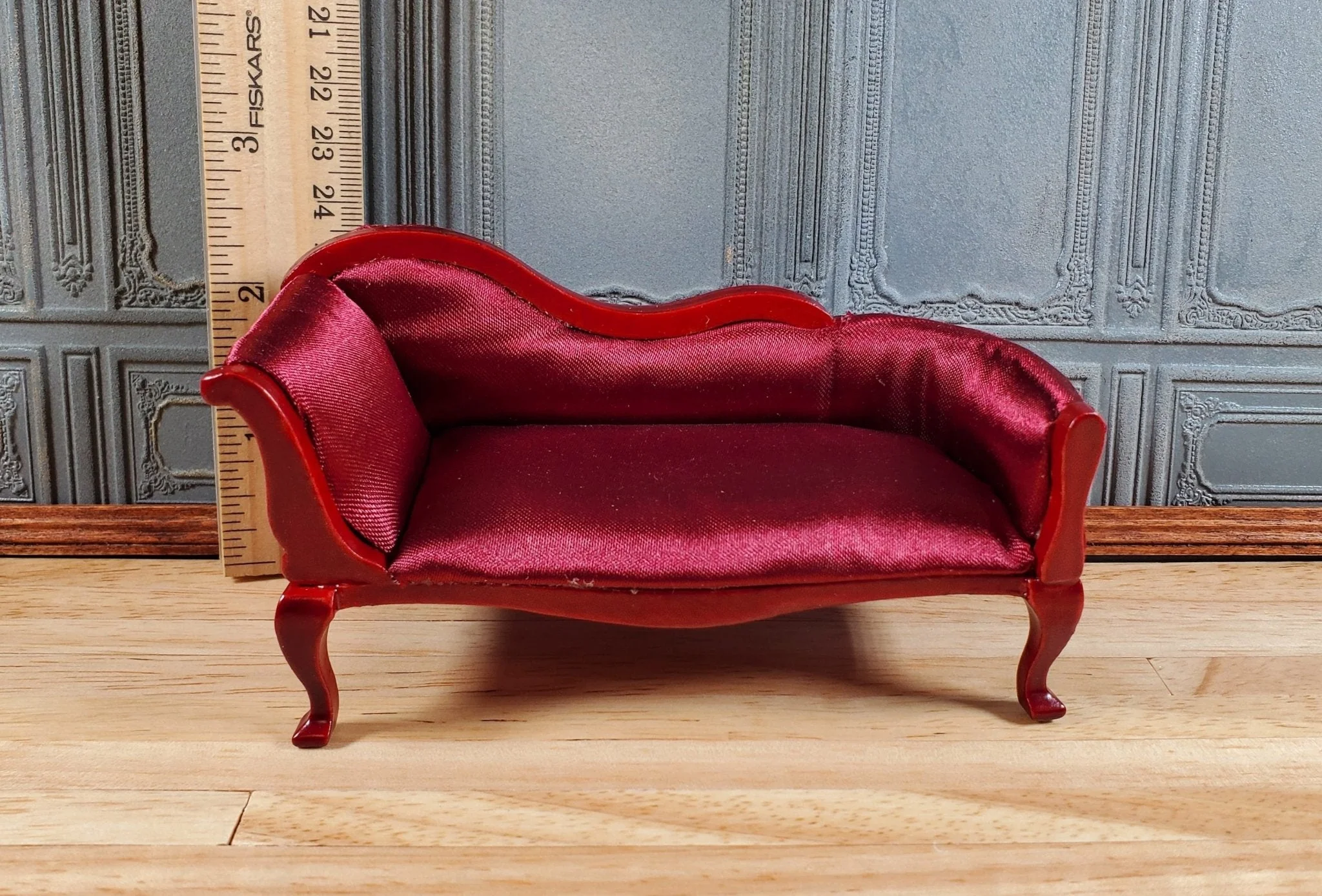 Dollhouse Small Victorian Chase Settee Burgundy 1:12 Scale Miniature Furniture - Image 5