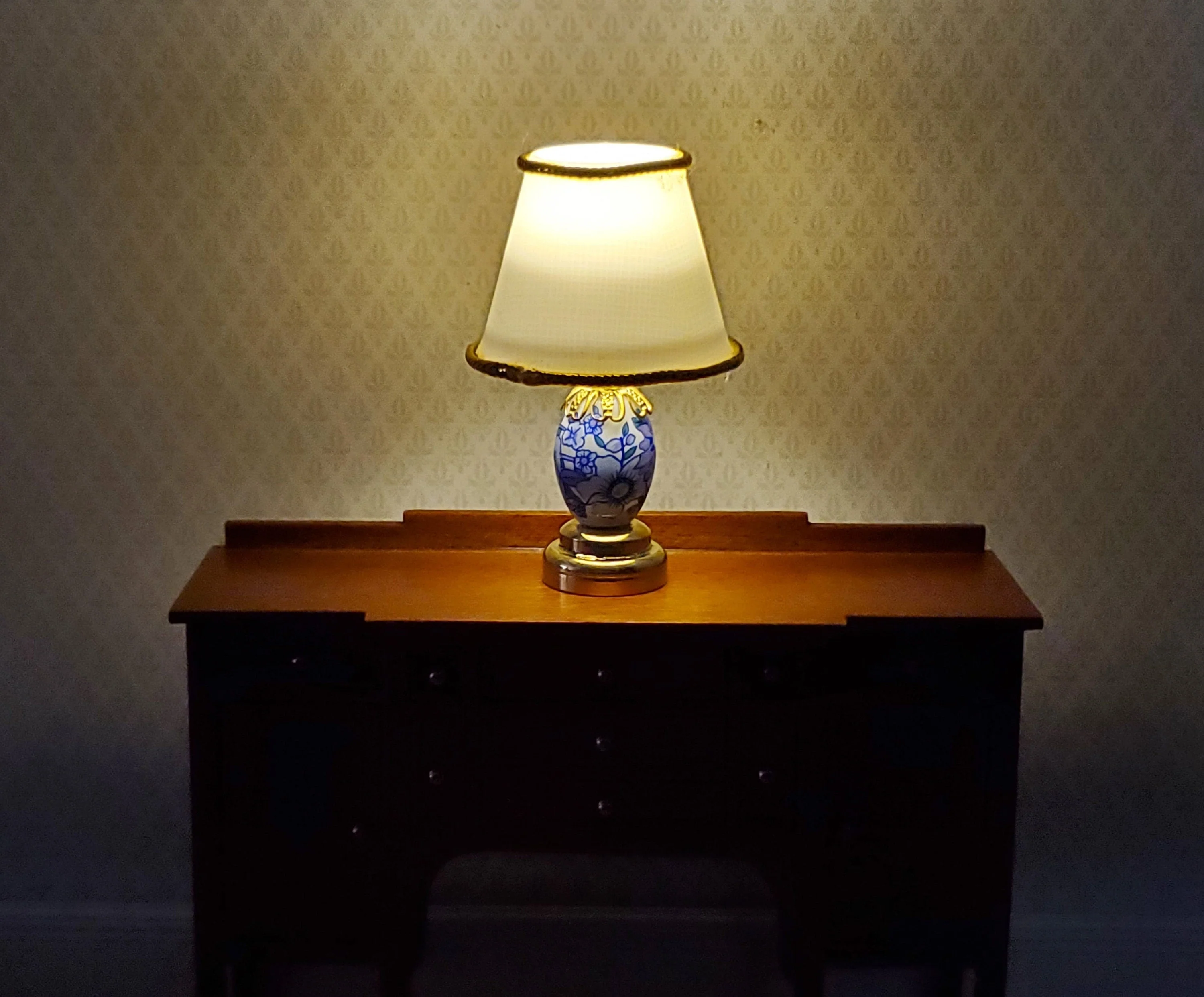 Dollhouse Table Lamp Battery Operated Light LARGE use in 1:12 or 1/6 Scale - Image 3