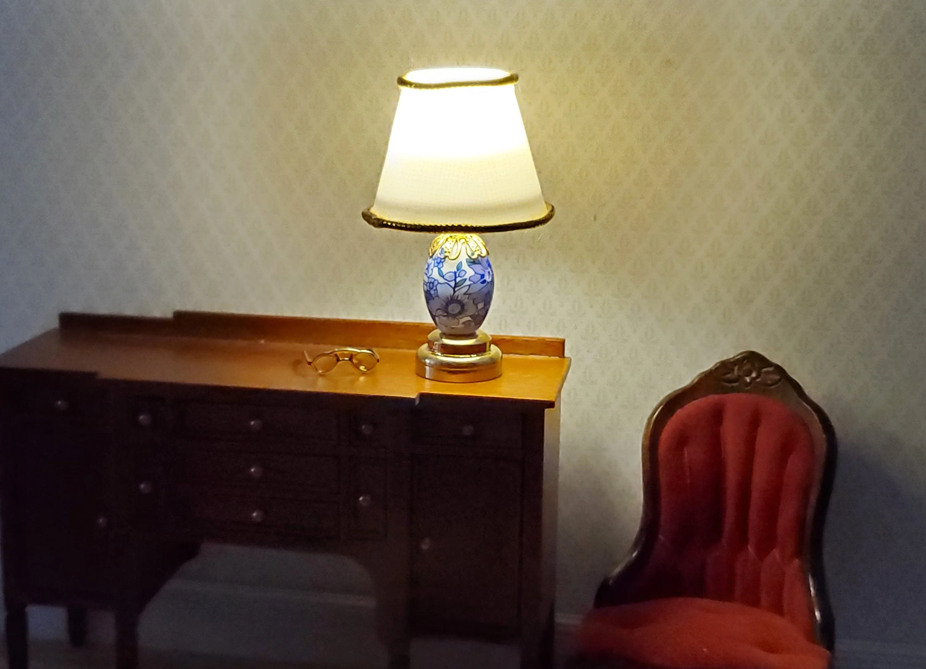 Dollhouse Table Lamp Battery Operated Light LARGE use in 1:12 or 1/6 Scale - Image 5